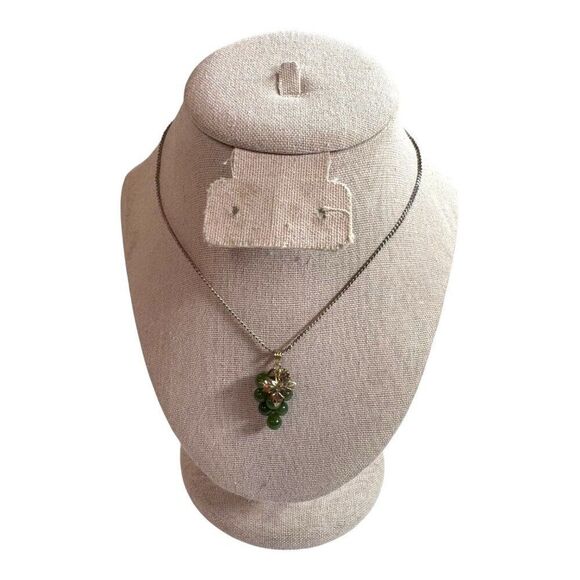 Vintage Gold Tone Necklace With Green Jade Gemstone Grape Cluster Pendant 15" - Picture 2 of 6